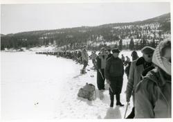 Pilkekonkurranse på Nes i 1956. 1.premie Skoda personbil var