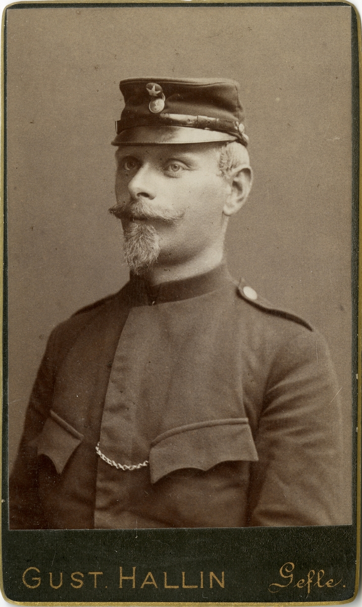 Porträtt av Albert Mauritz Isoz, kapten vid Väg- och vattenbyggnadskåren.