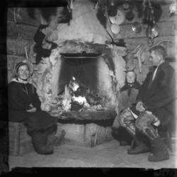 "Idyll ved gruen. G.15. 41" står det på glassplaten. Samisk 