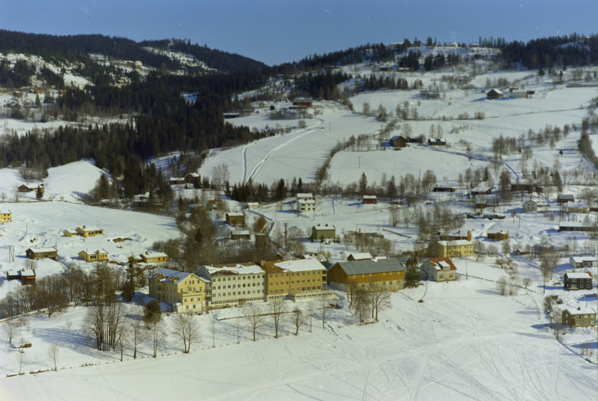 Lillehammer, Søre Ål. Skogli Badesanatorium (Nå Skogli Helse- og Rehabiliteringssenter). Vinterbilde med snødekkede jorder, gårder og skog øverst i lia.