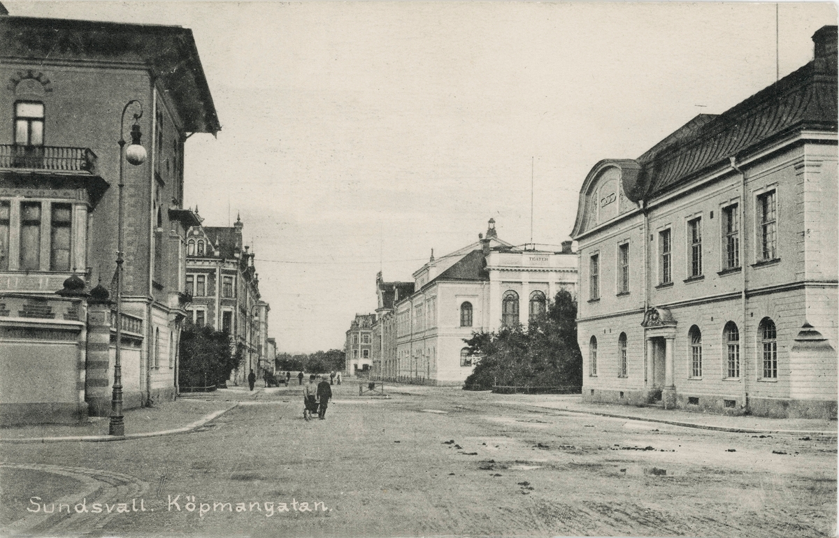 Från vänster kv Tara/ Wikströmska huset och från höger kv Köpmannen/ Odd Fellows ordenshus, efter Esplanadèn kommer kv Kassören/Teatern. Text på vykortet "Sundsvall. Köpmangatan."