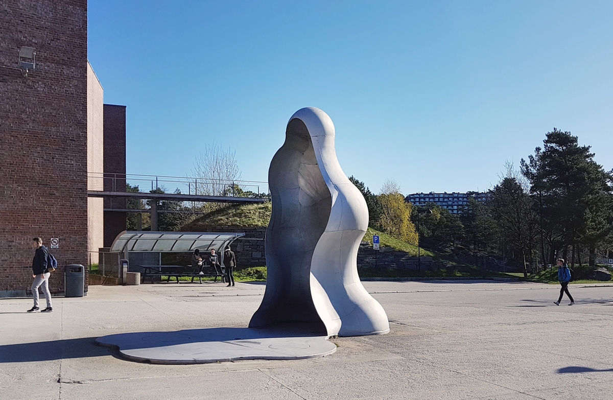 Skulpturen utfolder seg i en bevegelse av både sanselig nærvær og omklamrende dødelig fravær. Den står både som et minnesmerke over områdets opprinnelige funksjon som militærleir og som en replikk til Jenny Holzers tilbaketrukne poetiserende installasjoner.