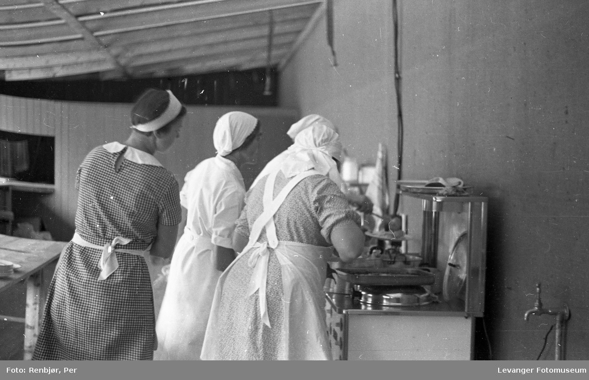 Fra byjubileet i 1936 sommerutstilling, kokker på kjøkkenet.