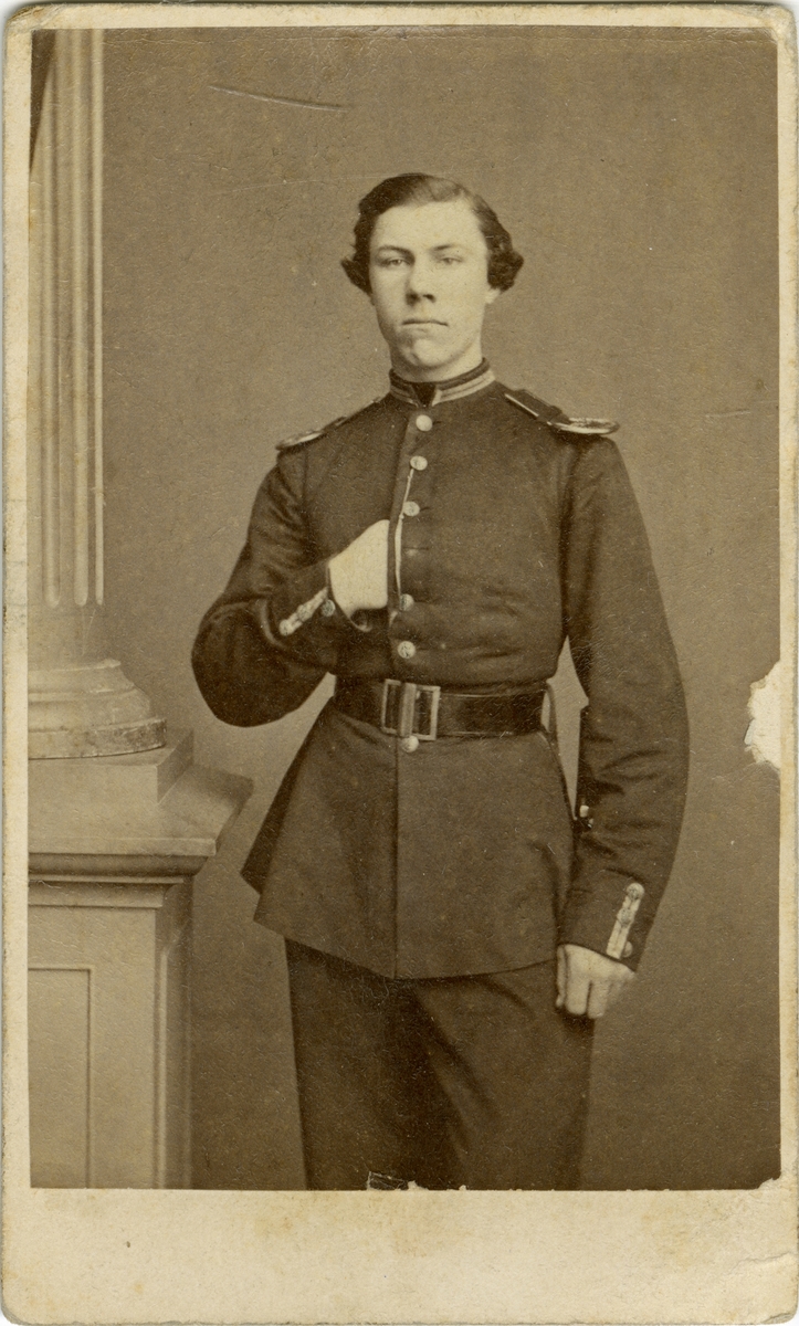 Porträtt av David Fabian Gustaf Adolf Ohlson, underlöjtnant vid Jönköpings regemente I 12.
Se även AMA.0009389, AMA.0008228, AMA.0009525 och AMA.0008219.

Gustaf Adolf Ohlson är känd som uppfinnare av olletröjan.