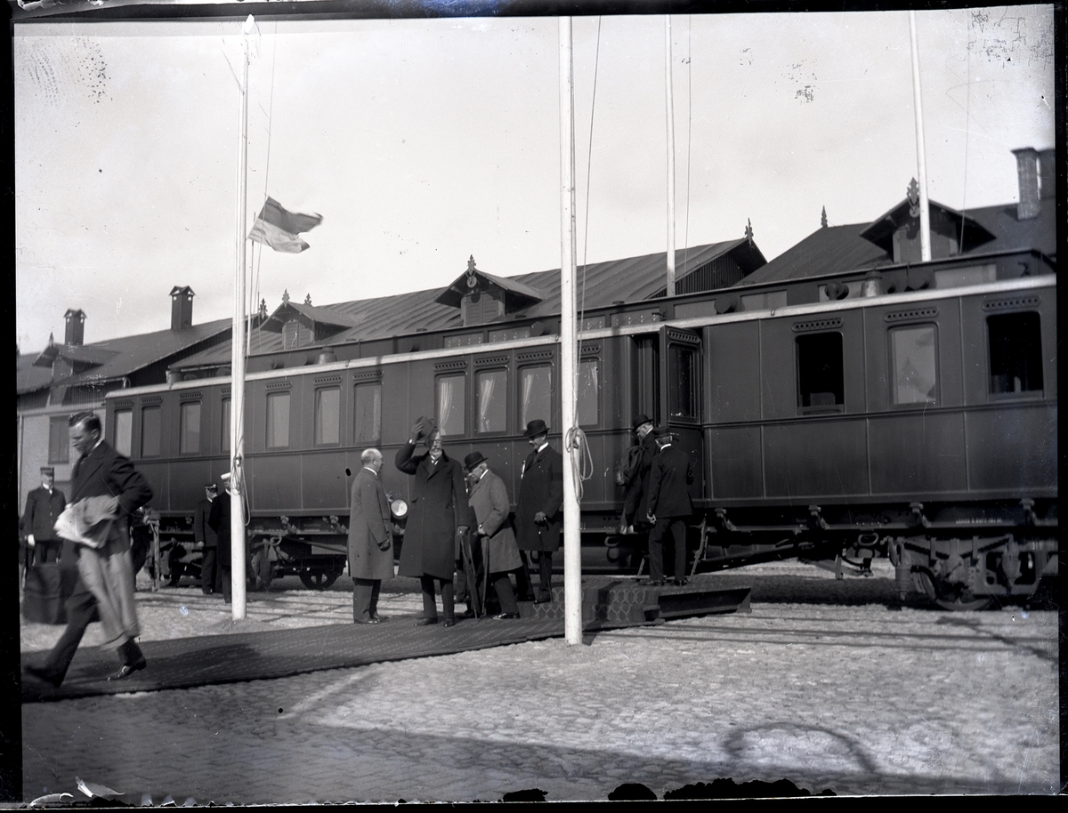Kung Gustav V kliver av tåget vid Skeppsbron under ett besök i Kalmar.
