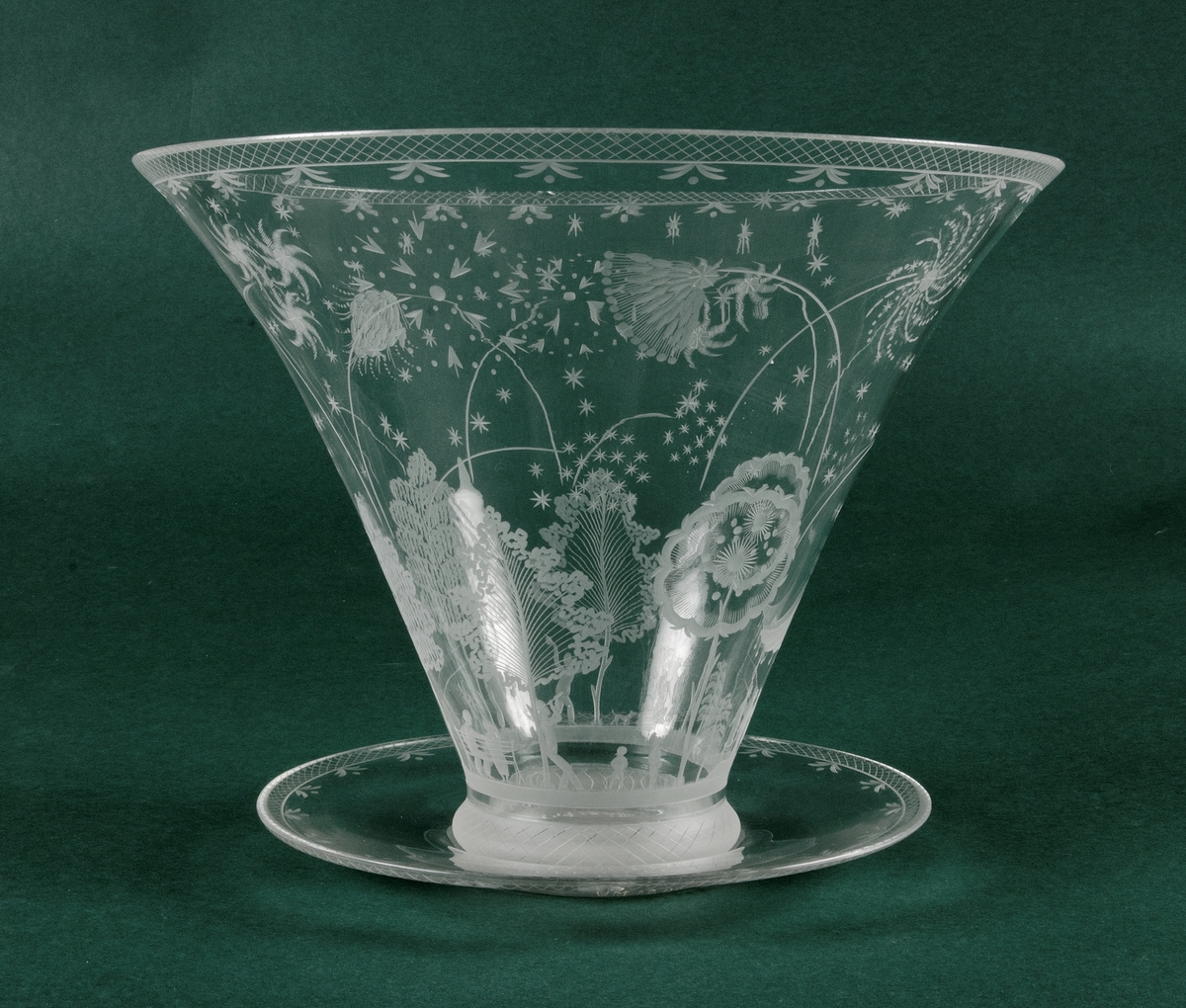 Skål med fat av vitt glas med graverad dekor. Signerad " Orrefors, Hald, 248, 1925, GL".