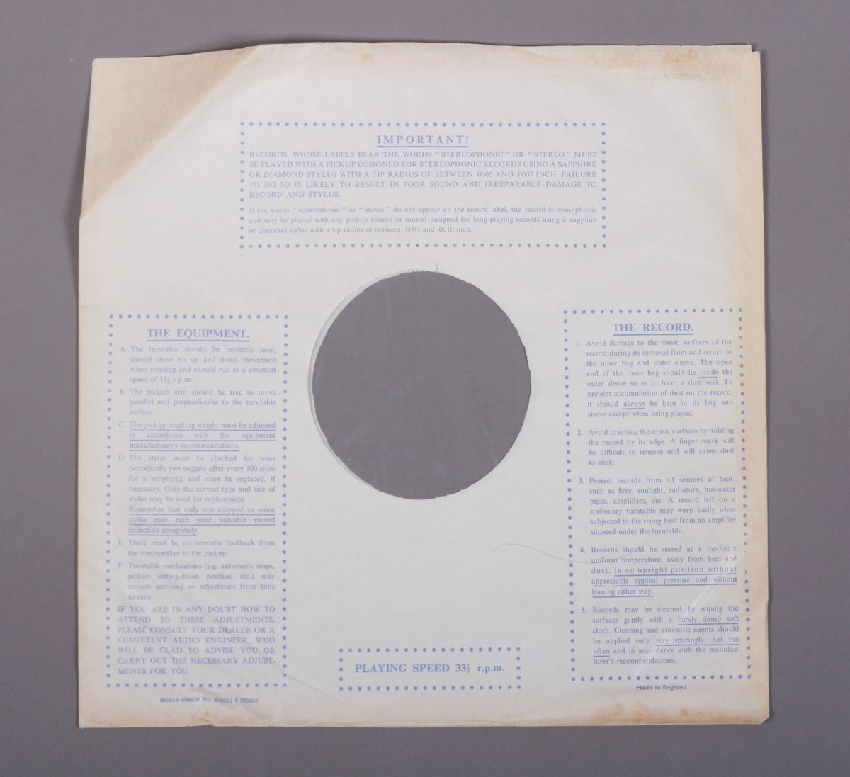 Grammofonplate i svart vinyl og plateomslag i papp. Teksthefte av papir. Plata ligger i en papirlomme med plastfôr.