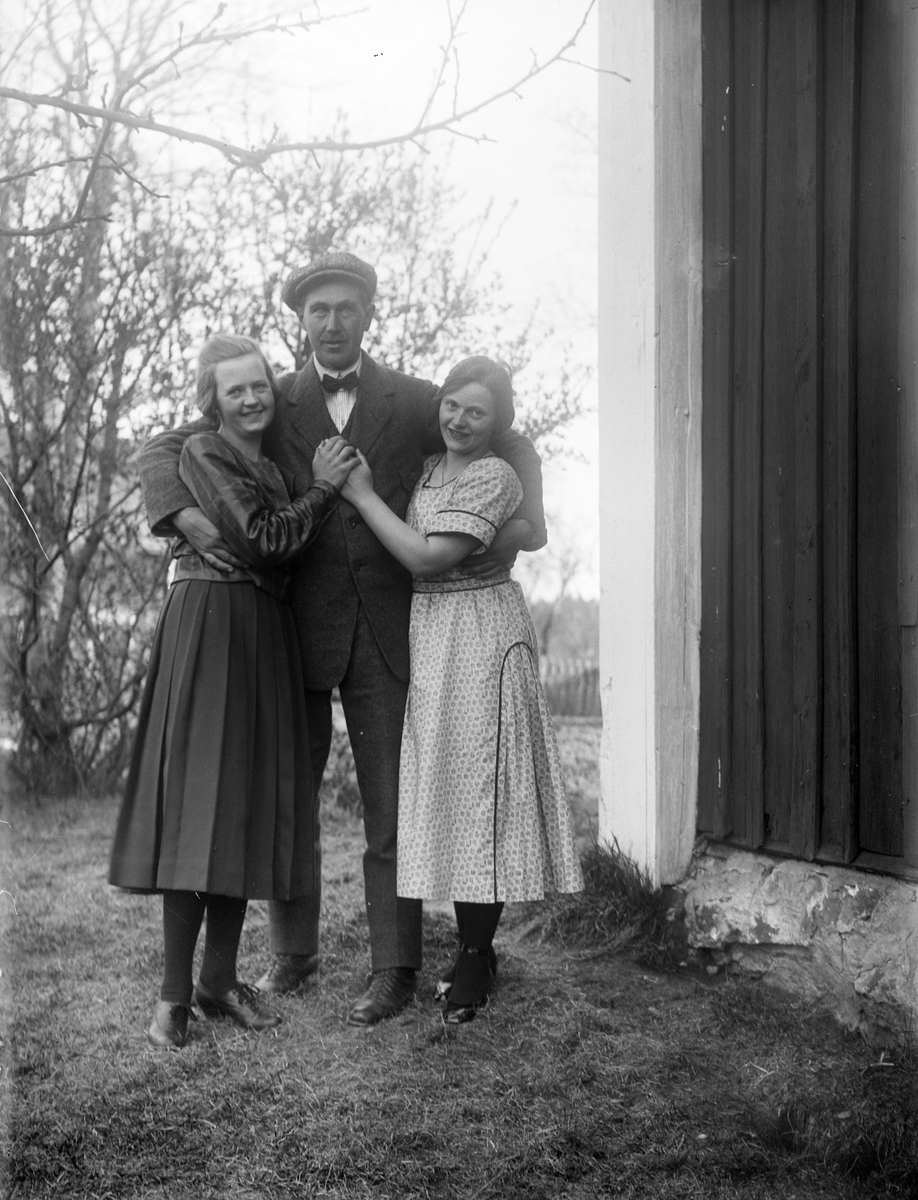 Klara Nilsson, Anton Johanson och Elsa Alström står i trädgården i ...