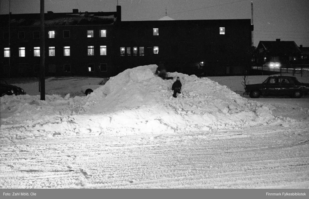 Vadsø 1969. Lek i snø.  Fotografier av Ole Zahl Mölö.