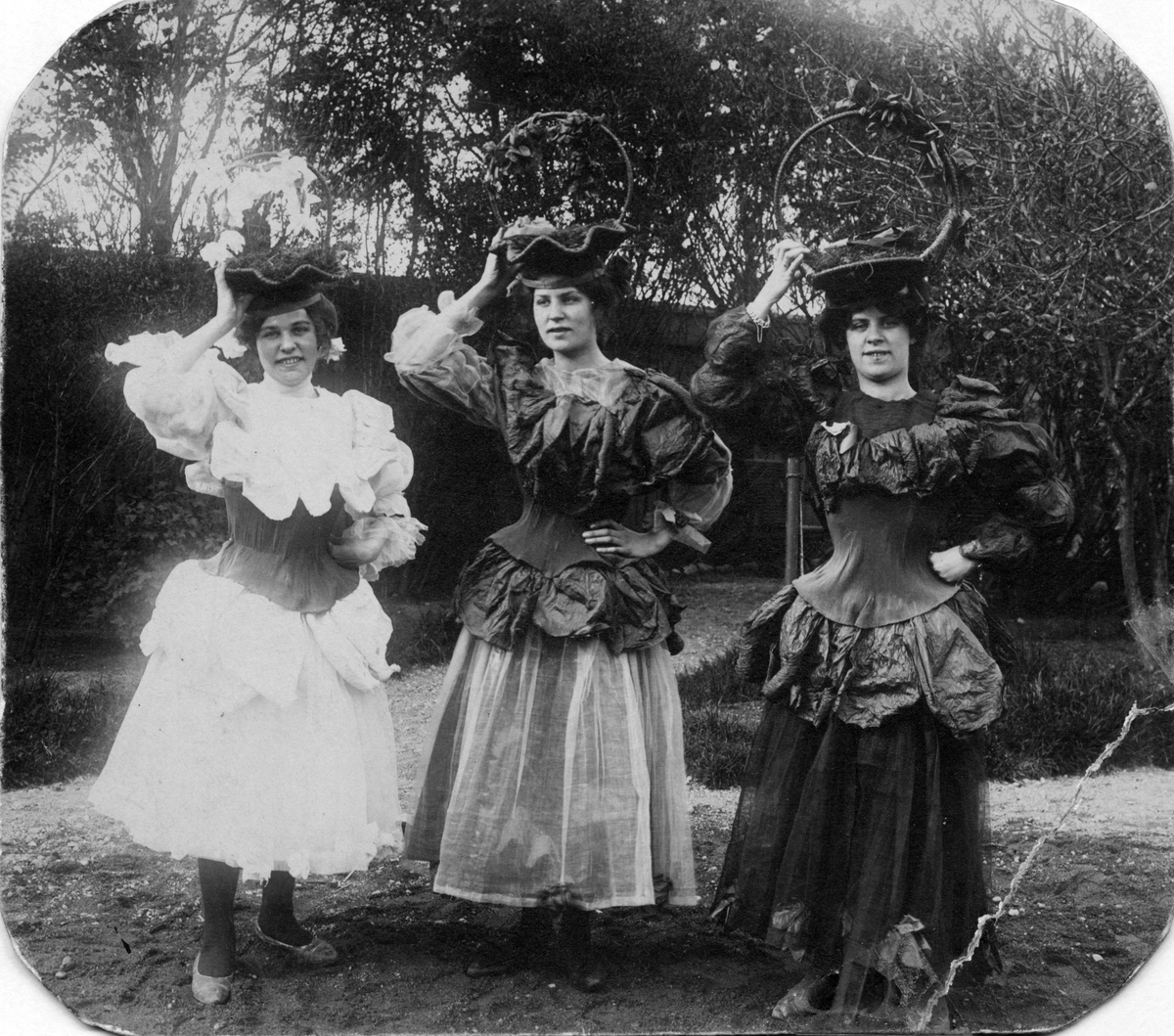 Från Barnens Dag i Gävle, troligtvis 1904.
Döttrar till boktryckare Emil Blom (1863-1915). Från vänster: Lisa, Signe och Linnea Blom.