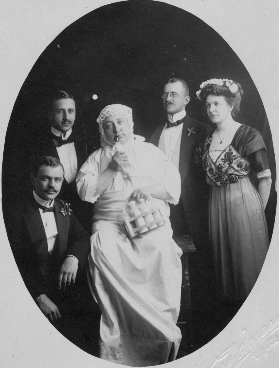 Folkmarknaden i Stadshuset 1911. Fru Holmstedt, Herr Unger och Herr Sörensén sjunger mjölkdroppsvisan.
