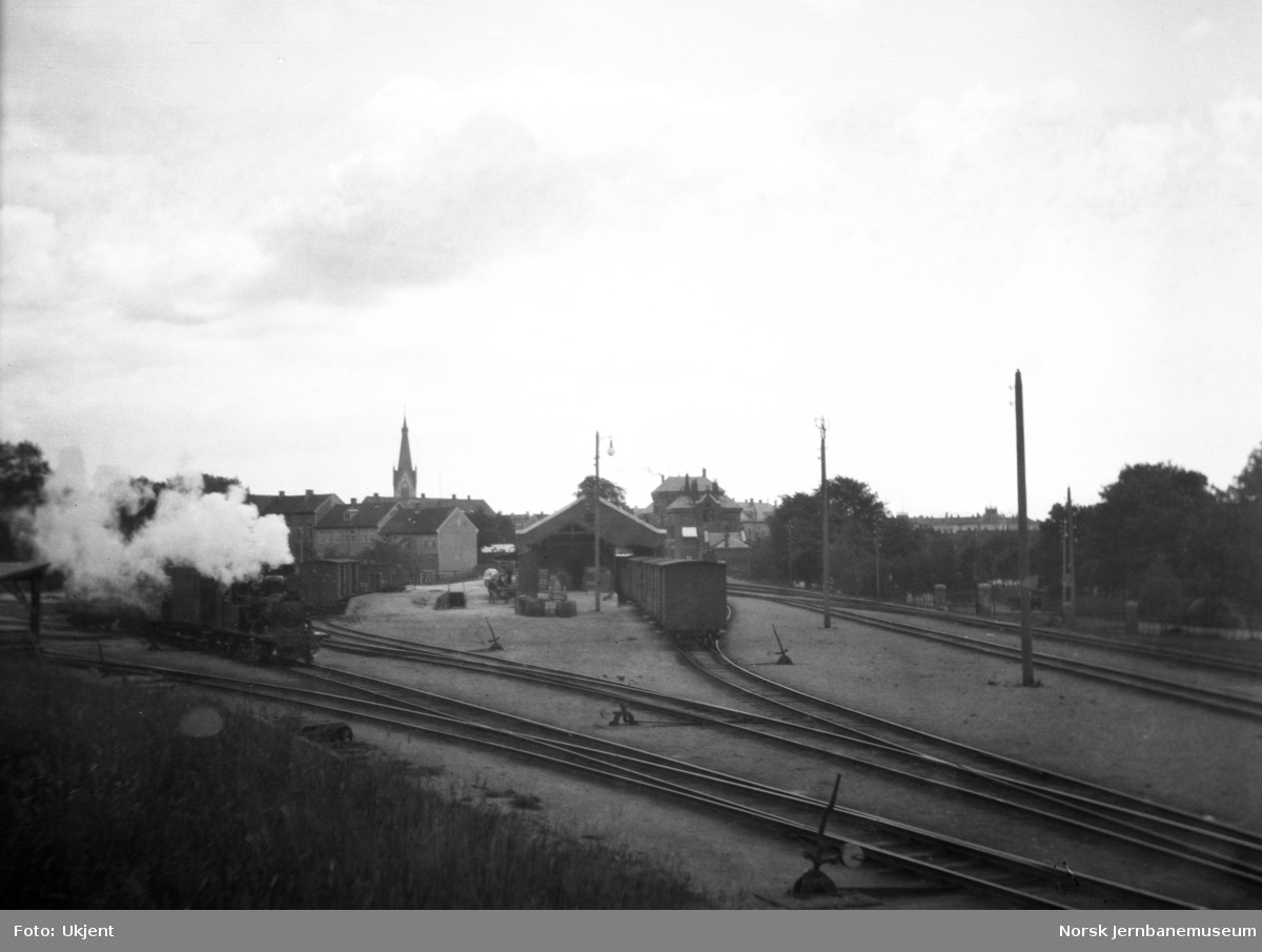 Kristiansand stasjon, oversiktsbilde, med damplokomotiv nr. 7