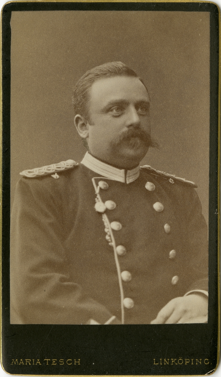 Porträtt av Claes Jacob Gottfrid Fries, officer vid Första livgrenadjärregementet I 4.
Se även bild AMA.0007263, AMA.0007289.