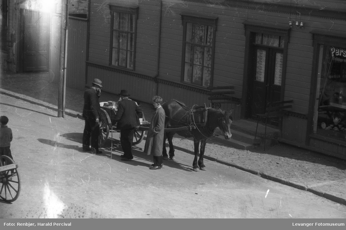 Tre menn og en hest med vogn.