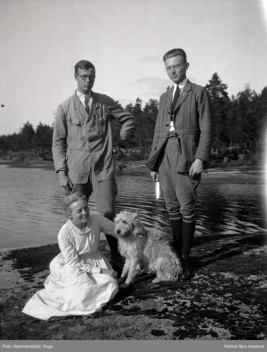 Gustaf och Kurt Seidler, Nina Hammarskjöld med hunden Jim liggandes på en klippa vid sjön Möckeln.