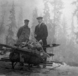 To menn ute på tur en vinterdag. Trolig på oppdrag fra Krist