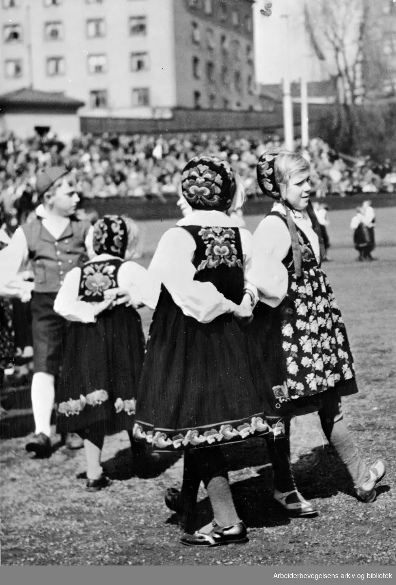 1. mai i Oslo, 1935. Barnelagenes dansarring opptrer under barnestevnet på Dælenenga stadion.