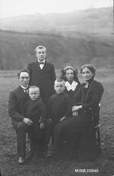 Familiebilde. Stående: Martin Andersen. de andre: Olav Dalen