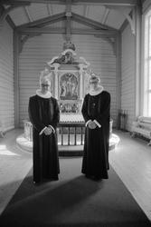 To prester i Kvæfjord kirke. Asbjørn Svartvasmo til venstre.