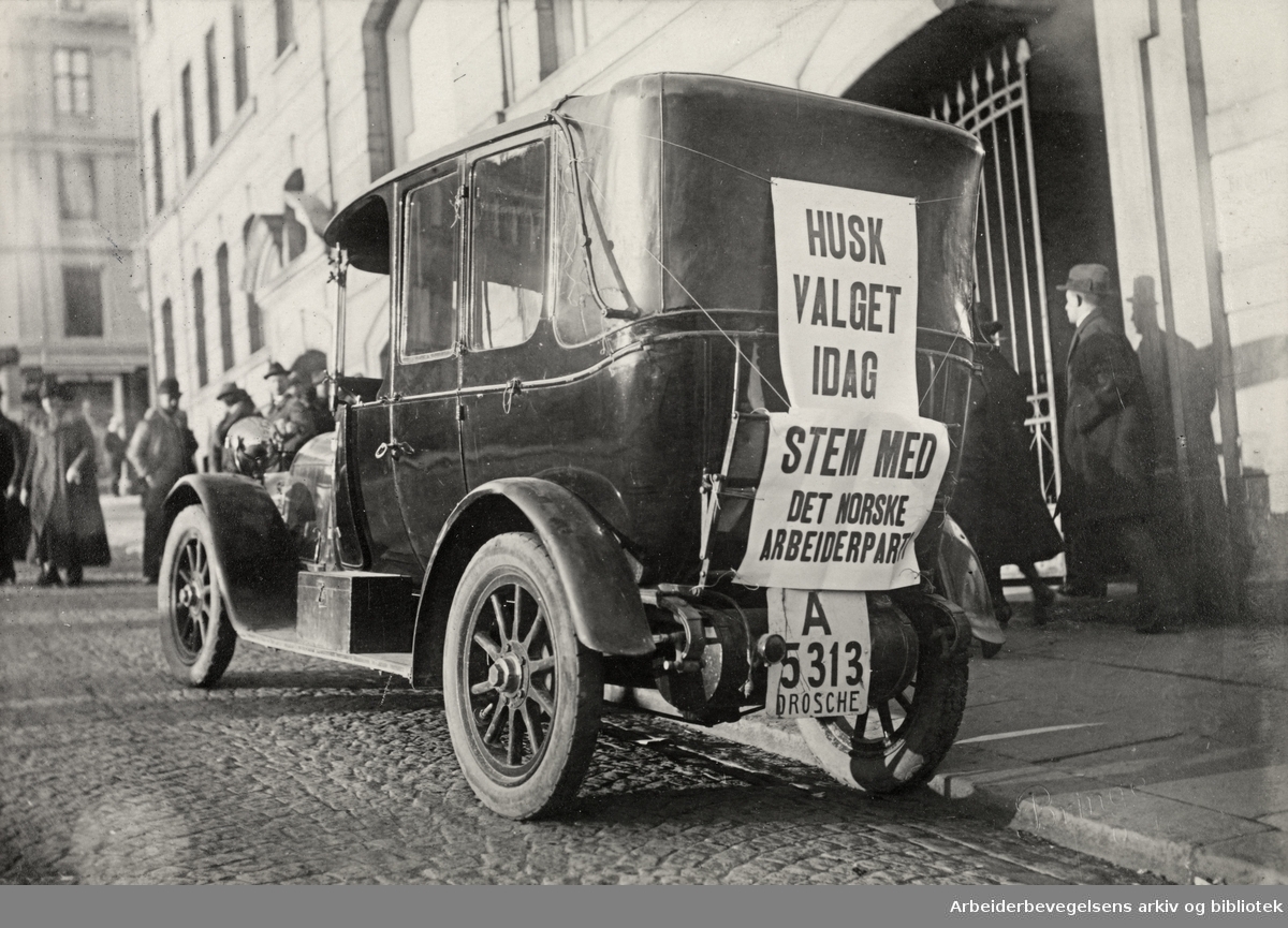 Fra valgkampen i Oslo ved stortingsvalget i 1921. Drosje i Youngsbakken, foran daværende Folkets Hus.