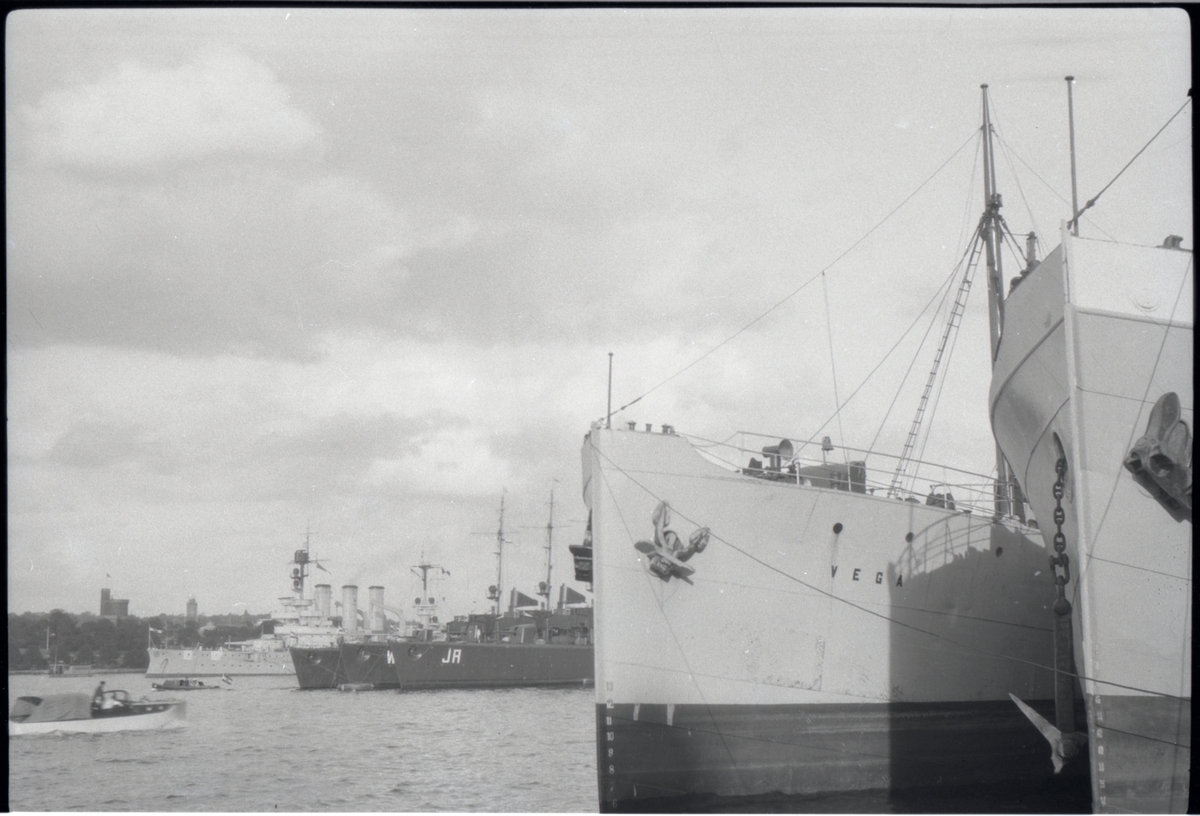 Tyskt flottbesök på Stockholms ström sensommaren 1929. I förgrunden ses Stockholms Rederi AB Sveas fartyg VEGA tillsammans med annat fartyg, sannolikt även det från Svea-rederiet. Lite längre bak i bild ses tre torpedbåtar, däribland JAGUAR (JR) och WOLF (WO). Längst bak skymtar det gamla slagskeppet HESSEN ("Linienschiff", av typ pre-dreadnought).