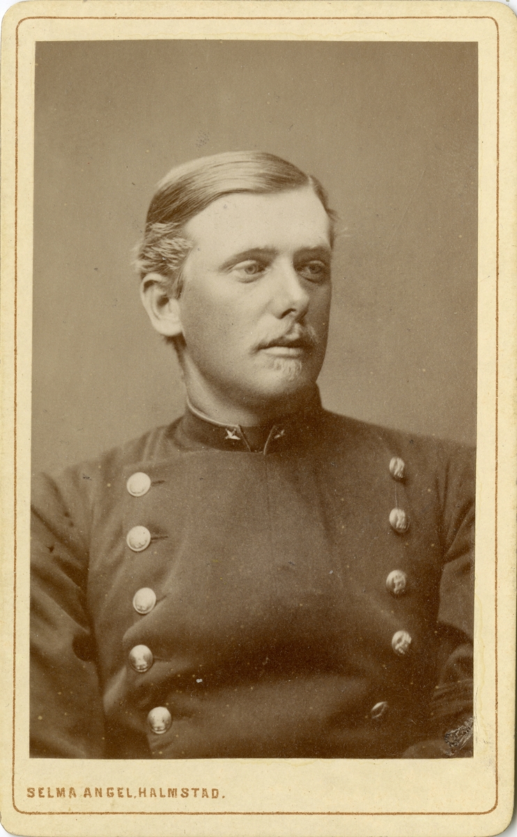 Porträtt av Harald Lemke, löjtnant vid Väg- och vattenbyggnadskåren.
Se även AMA.0007890.