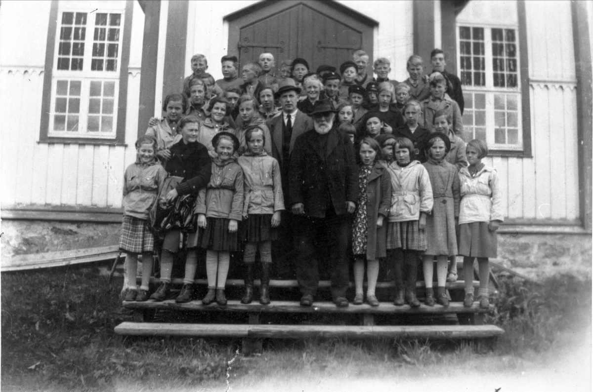 Skoleklasse på trappa til Kvæfjord kirke.