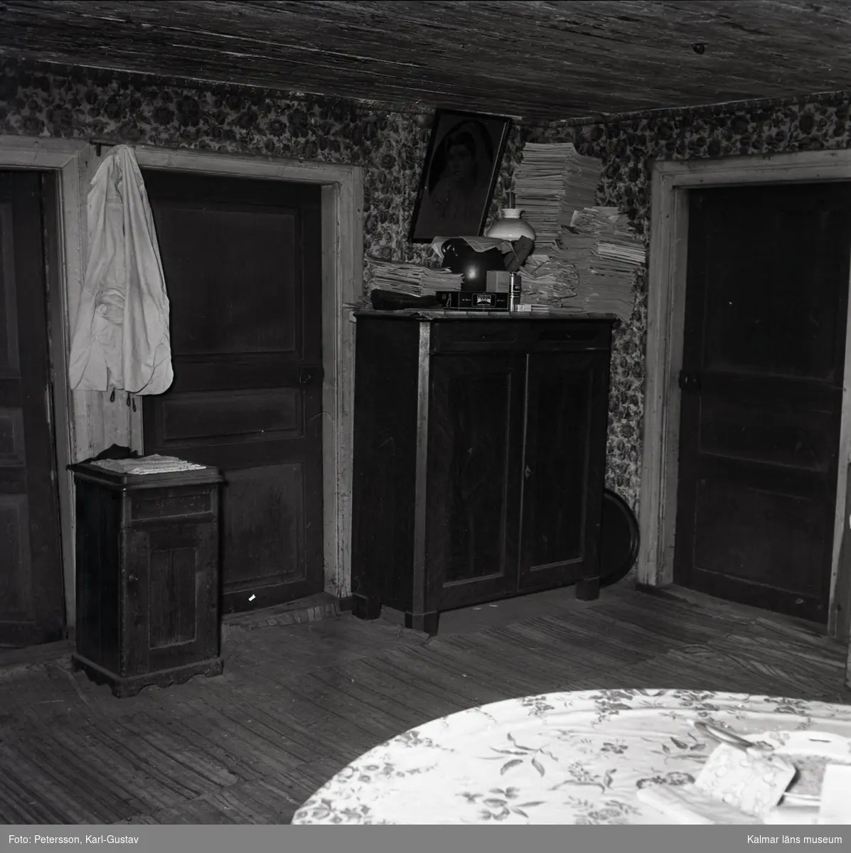 Interiör från boningshusets stora rum. Lavoar (till vänster), skänkskåp (till höger).