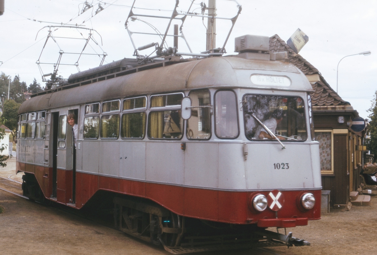 Ekebergbanens sporvogn 1023 på Holtet stasjon.