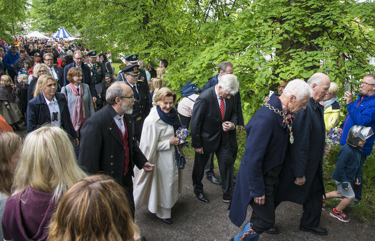 KOng Harald V og ordfører Einar Busterud i front. Dronning Sonja flankeres av Magne Rugsveen, avdelingsdirektør ved Anno Domkirkeodden (t.v.), og fylkesmann Sigbjørn Johnsen. (Foto/Photo)