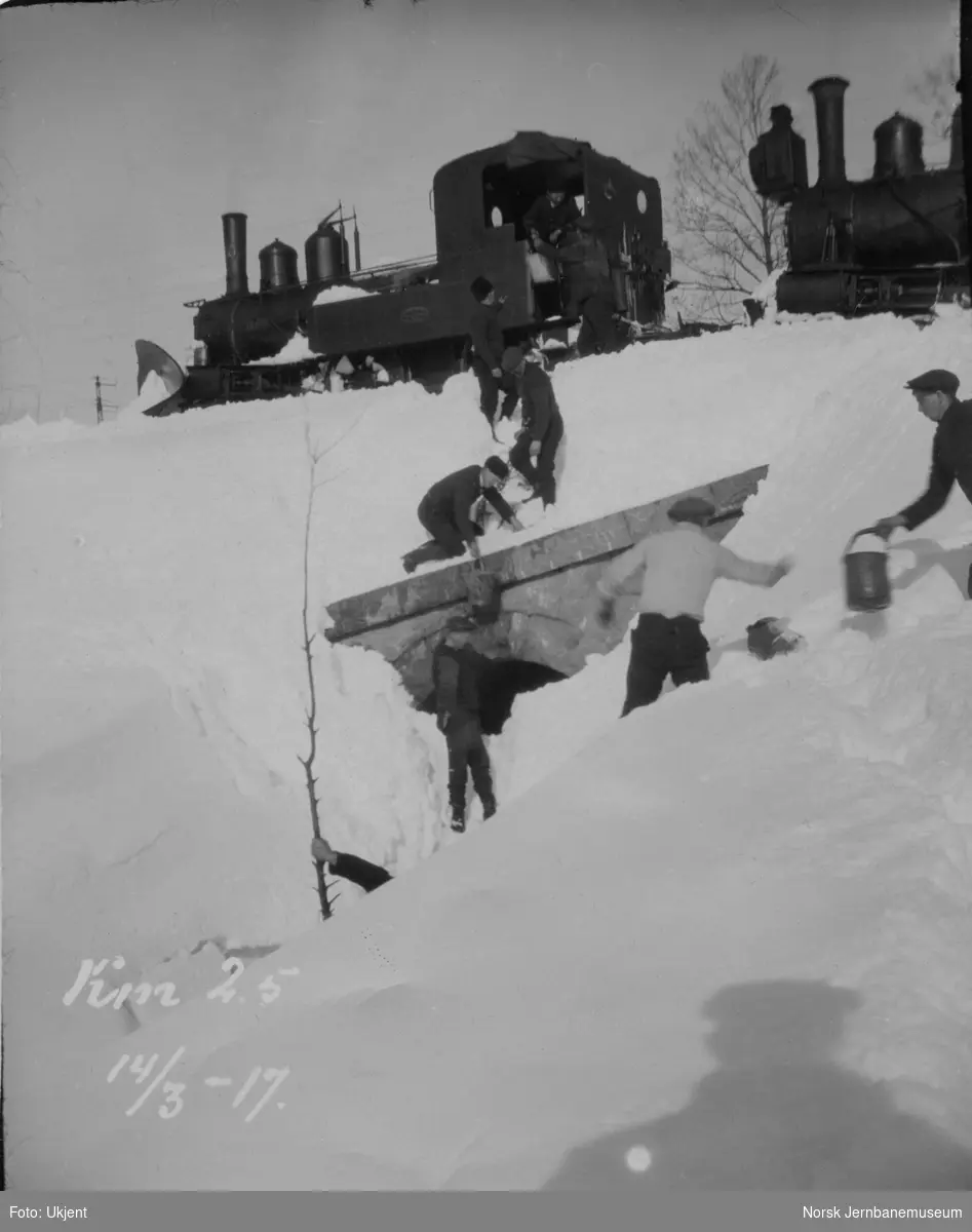 Snøryddingstog på Treungenbanen med to damplokomotiver av type IV, ved km 2,5 mars 1917