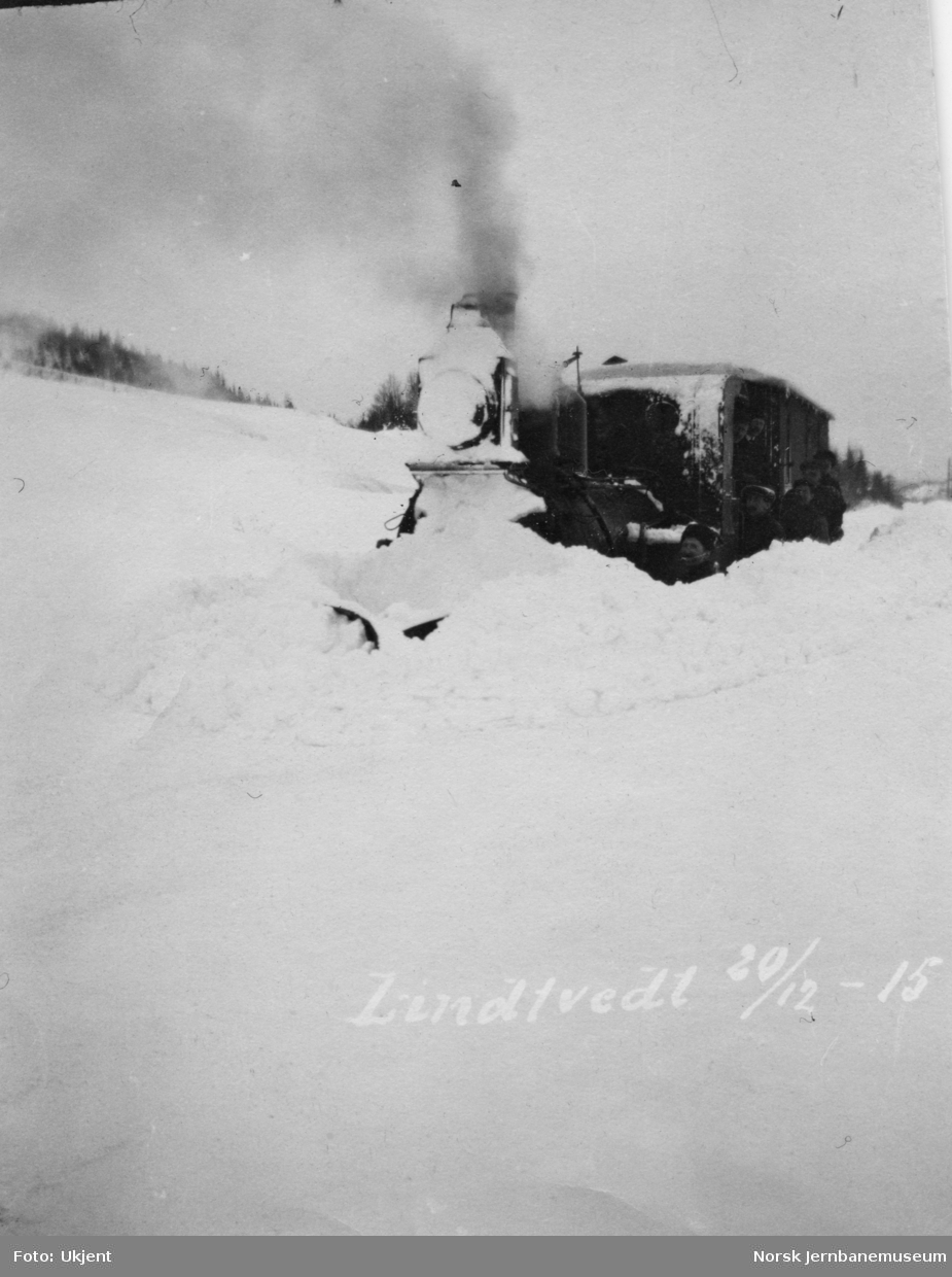 Snøryddingstog ved Lindtvedt holdeplass julen 1915 - damplokomotiv type IV
