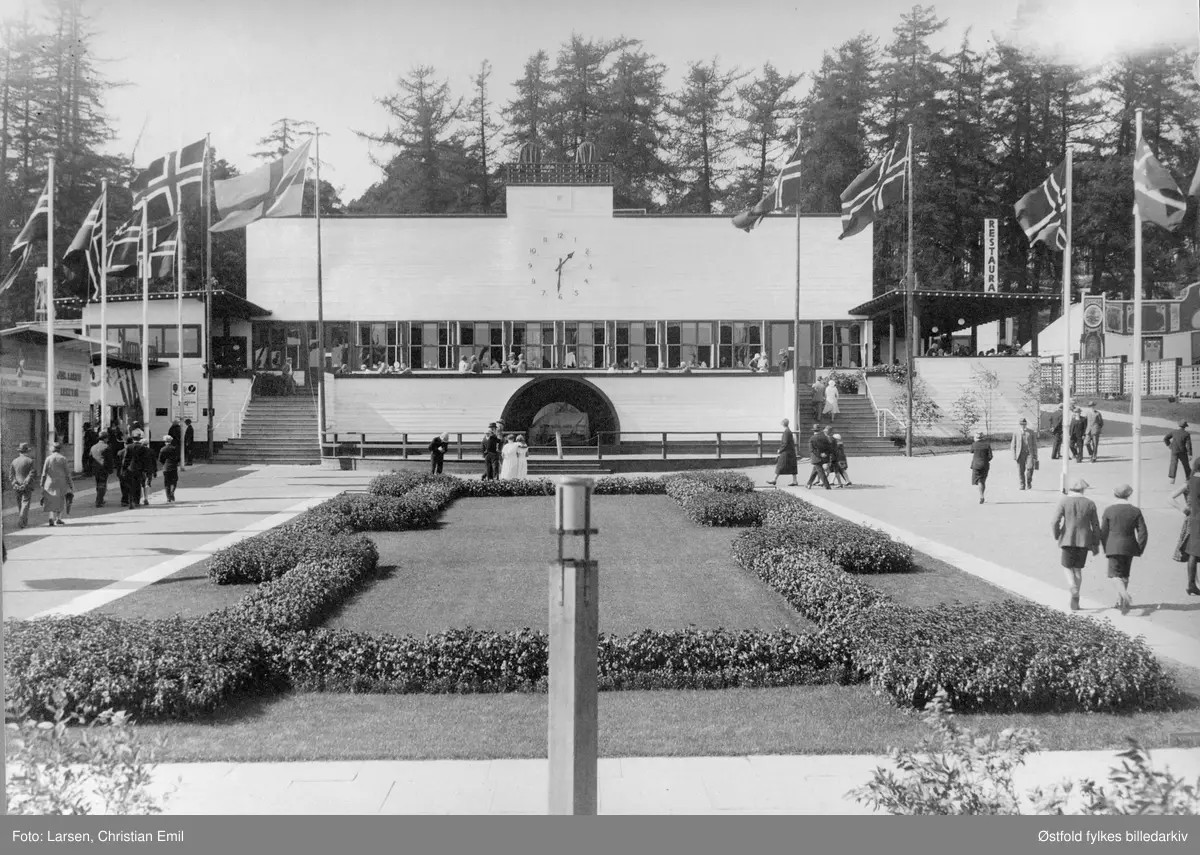 Østfoldutstillingen i Sarspborg 1930. Hovedrestauranten.
Østfold fylkesutstilling i samarbeid med Sarpsborg kommune og Østfold landbruksselskap (100 år) og de andre Østfoldbyene. 
I alt ti avdelinger for skogbruk, landbruk, industri, husflid, osv. Også kulturhistorisk utstilling på Borgarsyssel Museum.