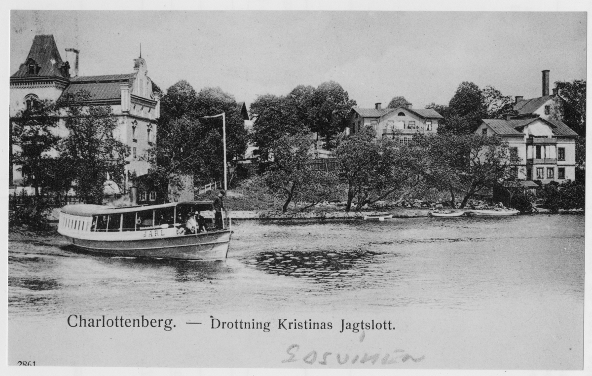 Passagerarångfartyget s/s Jarl utanför Charlottenberg, drottning Kristinas jaktslott. S7s Jarl byggdes 1869. Bilden är hämtad från Olsson & Ehrström "Alla våra ångslupar" 1993.
