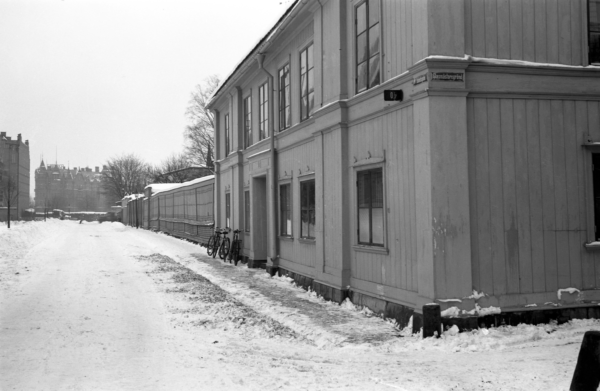 Byggnadskontoret. Västra Islandsgatan, den 4 februari 1943. I dag privatägt, kallas Rektorsgården. Glasmästargränd t h.
Dalapalatset på nedre Brynäs i bakgrunden.