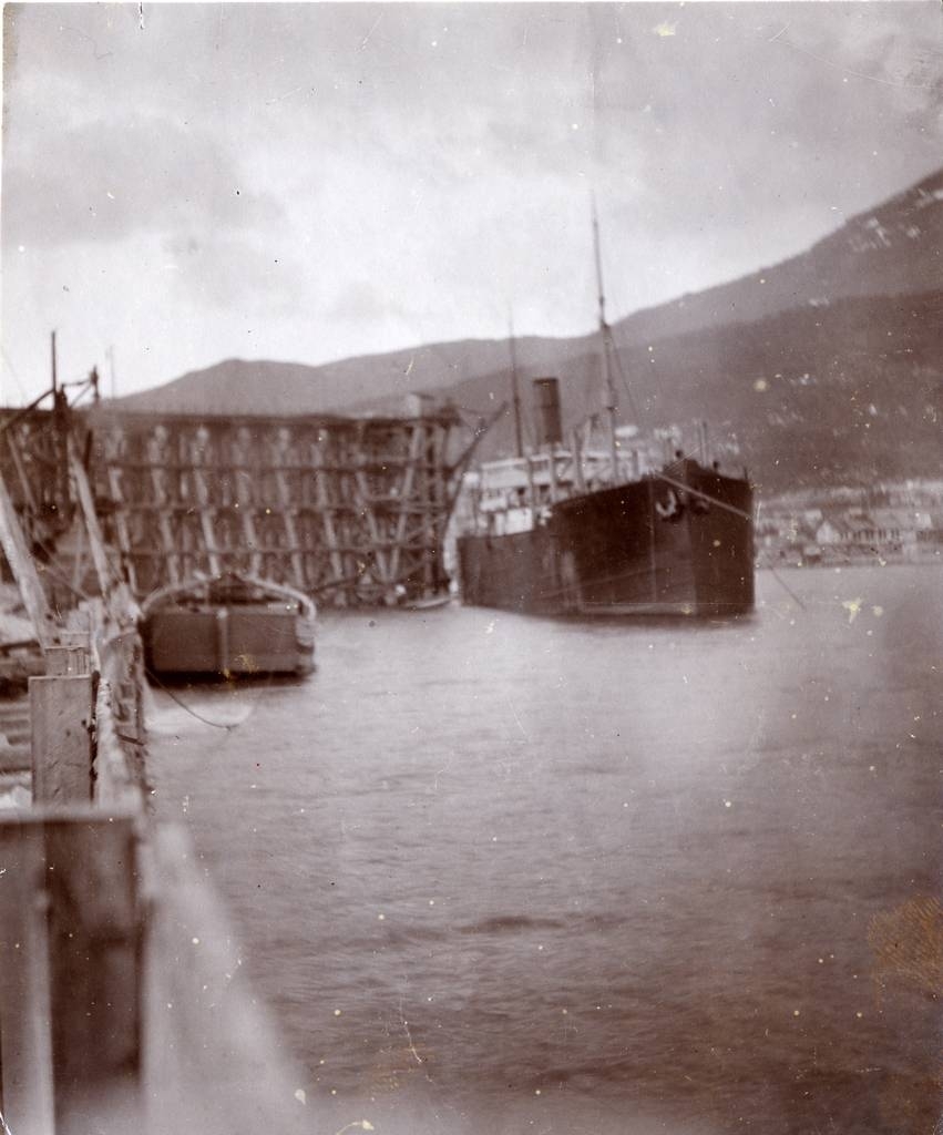 Malmskip lastes ved provisorisk malmai, kai 3. Damskip på 10 000 tonn laster malm ved den profisoriske kai i Narvik. Foto 1904