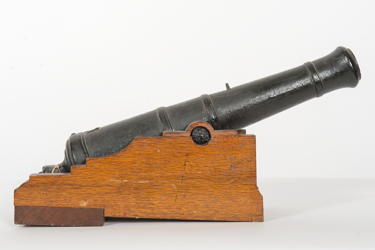 Kanonmodell föreställande en skeppskanon av obekant pundighet, möjligen 8-pundig i skala 1:4 med tillhörande lavettlåda för kursör. Den senare saknar beslag och låda av ek, ställhult av furu. Kanon av svartmålat järn.