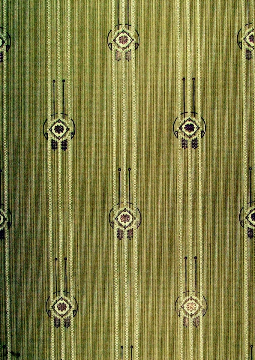 Ett vertikalt randmönster med wienerjugendornament i diagonalupprepning. Tryck i guld och cremegult samt i två gulgröna nyanser.





Tillägg historik:
Tapet från vardagsmatsalen till Knutstorp säteri, Flisby  -Eksjö.