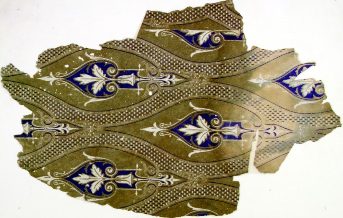 Ett elegant medaljongmönster där varje mönsterdel är dekorerad med liljan ornament. Tryck i vitt och ultramarin på ett grågrönt genomfärgat papper.