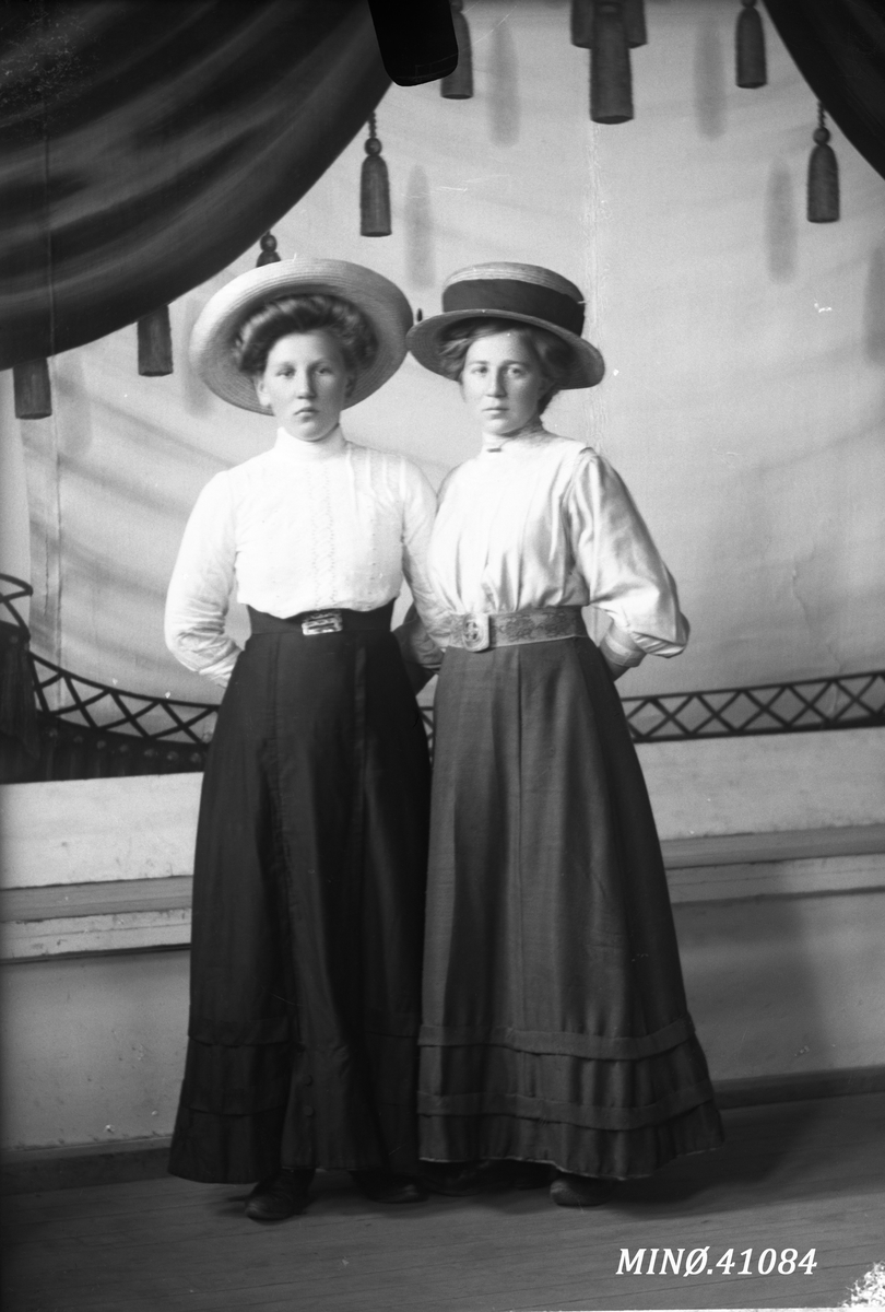 Portrett av to kvinner med flotte hatter