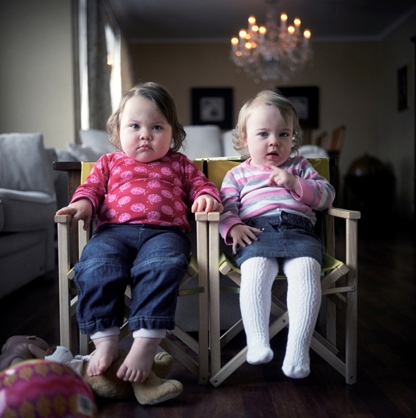 Tvillingsøstrene Amanda og Maria Grimsbø Berg (18 månader), Bøafeltet, 15. november [Fotografi]
