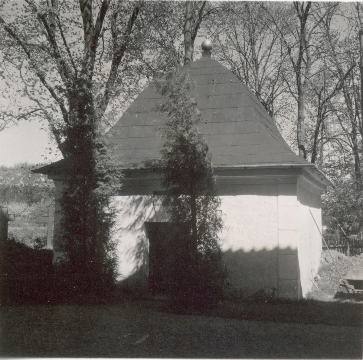 Elfverhultsgraven vid Döderhult kyrka.

"Elfverhults Graf tillhörig T.F. Rudbeck och dess arfwingar".

Foto M. Hofrén 1947