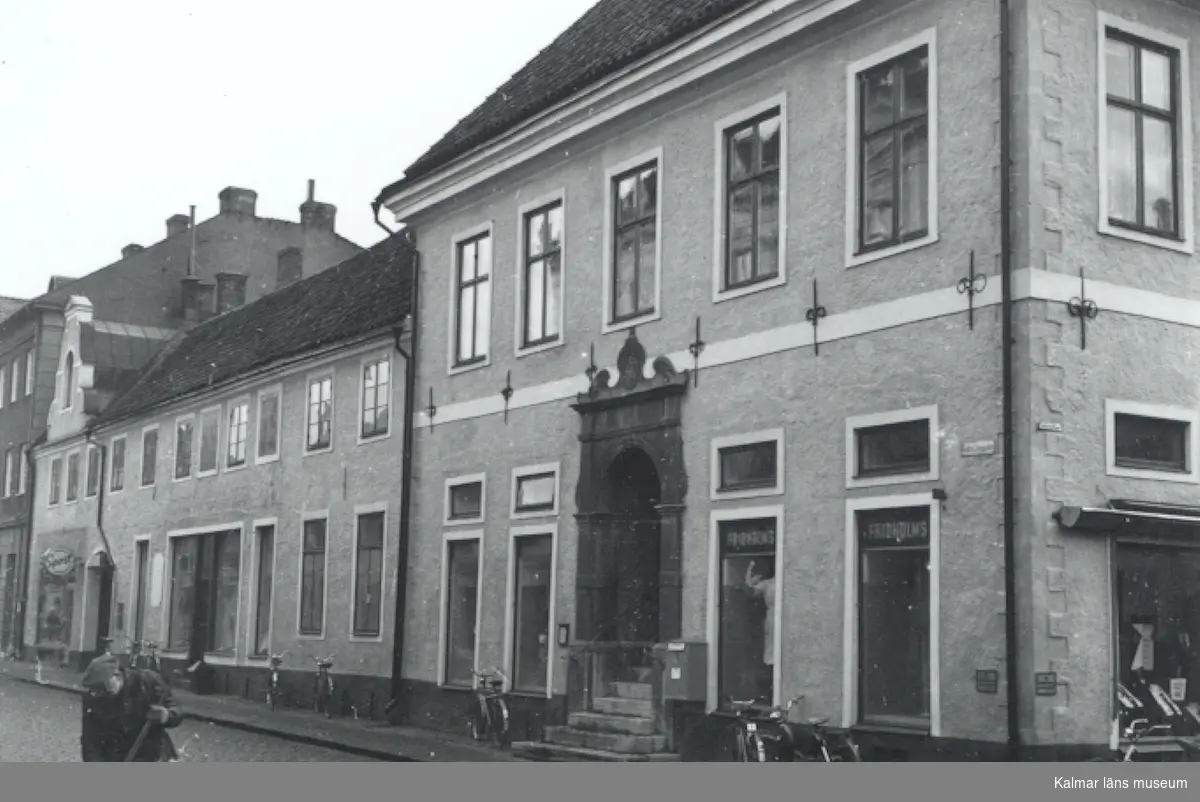 Södra Långgatan.
G:a apoteket (rådman Carl Jönssons gård).