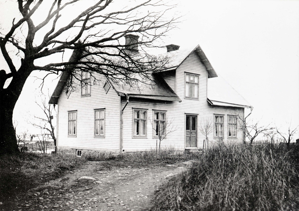 Bostadshus med frontespis, papptak och liggande träpanel på Stensö.