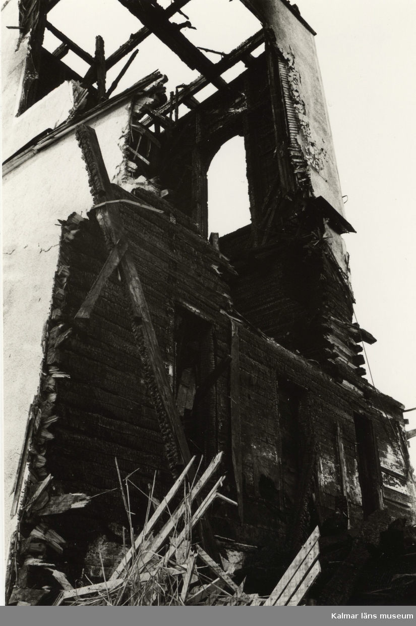 Hälleberga kyrka: Brandorsaken var ett elfel. Branden var 1976-10-18.
Tornet under rivning.