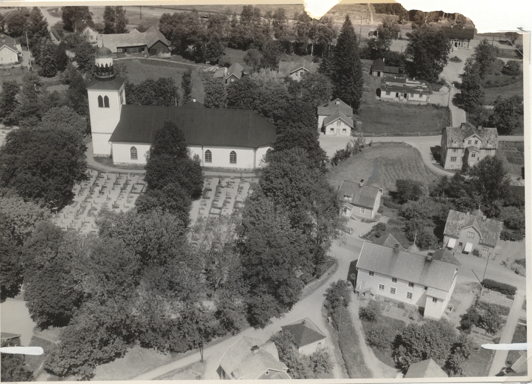 Flygfoto över Vena kyrka. Den ena bilden visar det obeskurna fotot, det andra beskärningen till vykort.