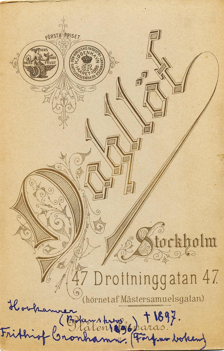 Tryckt text på fotots baksida: "Dahllöf, 47 Drottninggatan 47, (Hörnet af Mästersamuelsgatan), Stockholm.
Handskriven text: "Hovkamrer (...?) död 1897. Frithiof Cronhamn (Förf. mm. boken).