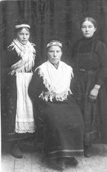 Studioportrett av tre kvinner.