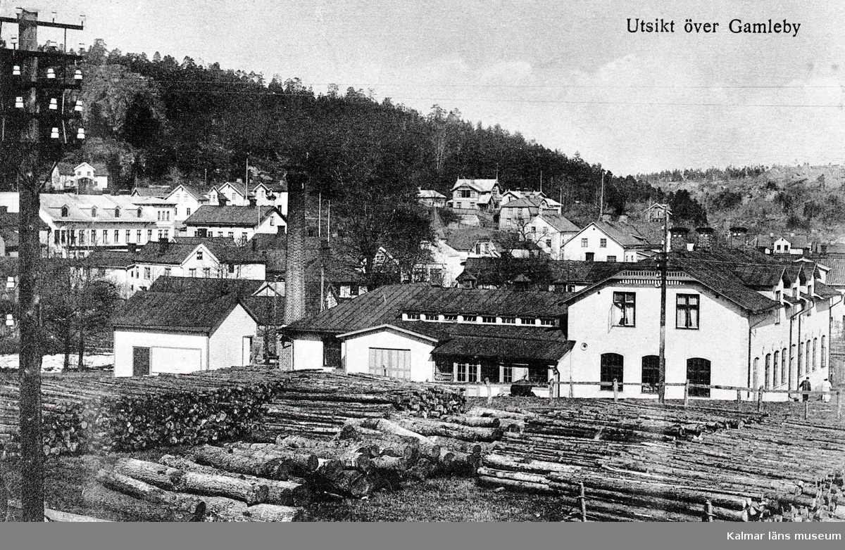 Utsikt över Gamleby med stocklager i förgrunden.