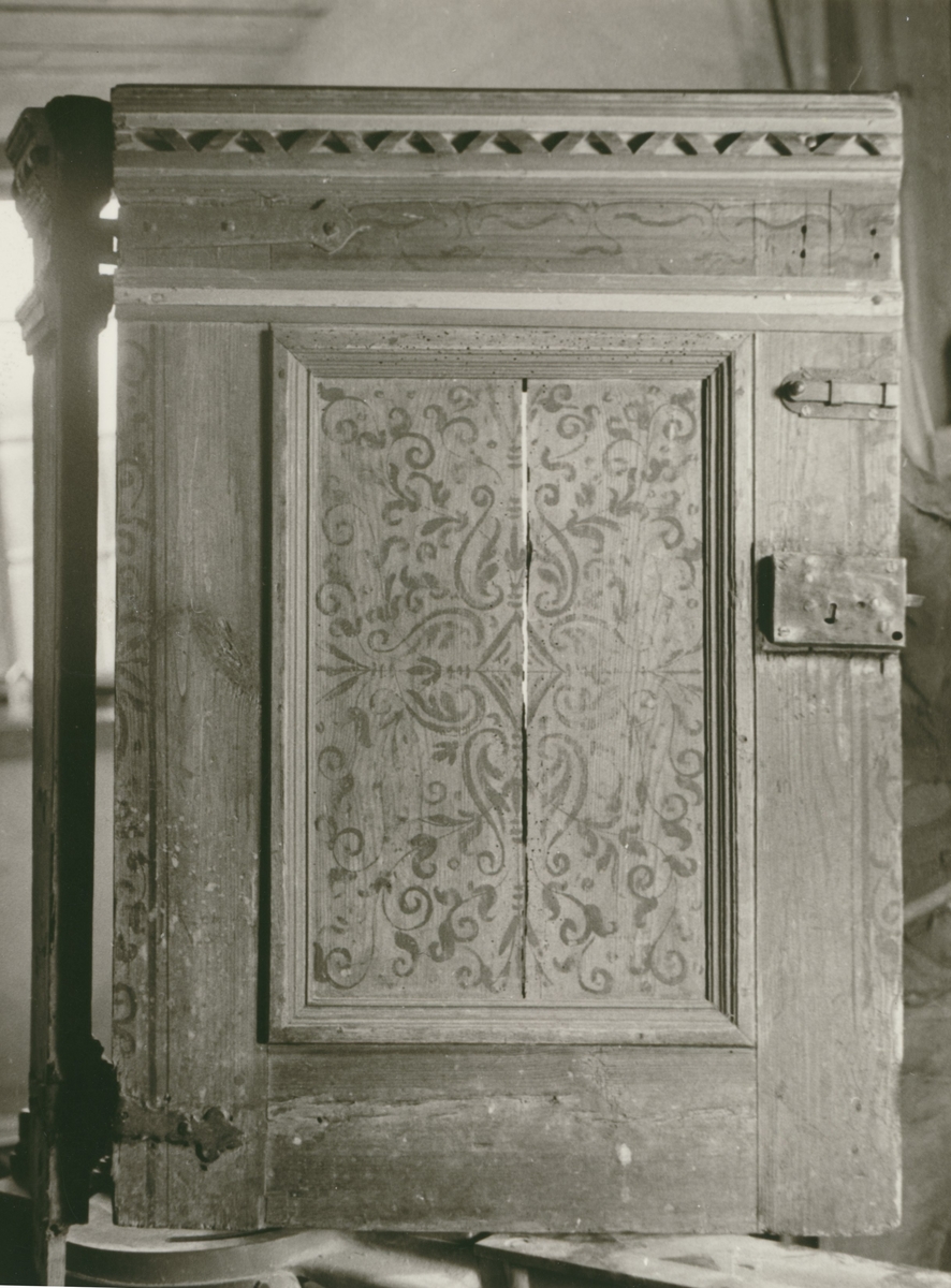 Detalj av drottningstolens dörr i Slottskyrkan.